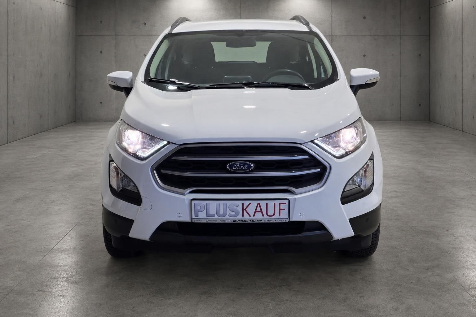 Ford EcoSport weiss Frontansicht mit LED-Scheinwerfern im Autohaus