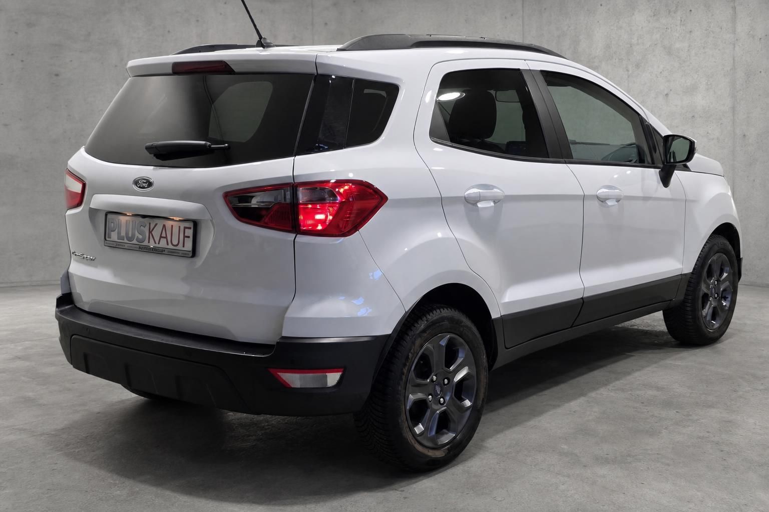 Ford EcoSport weiß Heckansicht seitlich in Halle