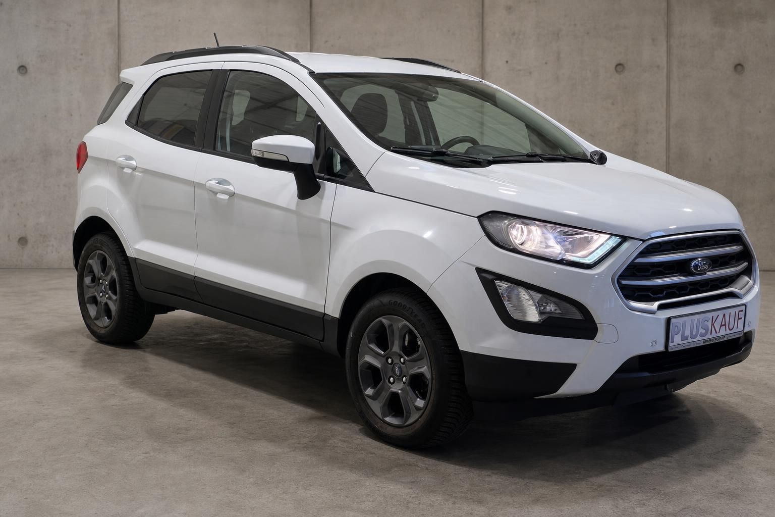 Ford EcoSport weiß Frontansicht schräg von vorne