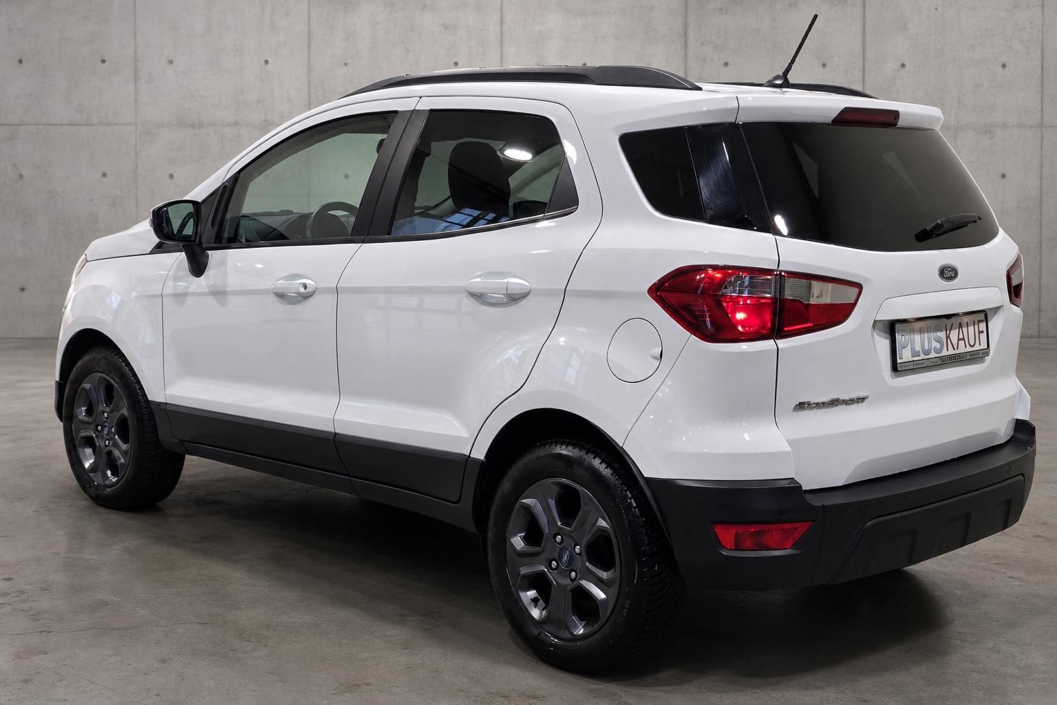 Ford EcoSport weiß Heckansicht schräg links