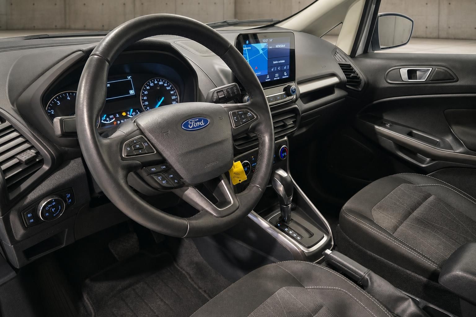 Ford EcoSport Innenraum Cockpit mit Lenkrad und Display