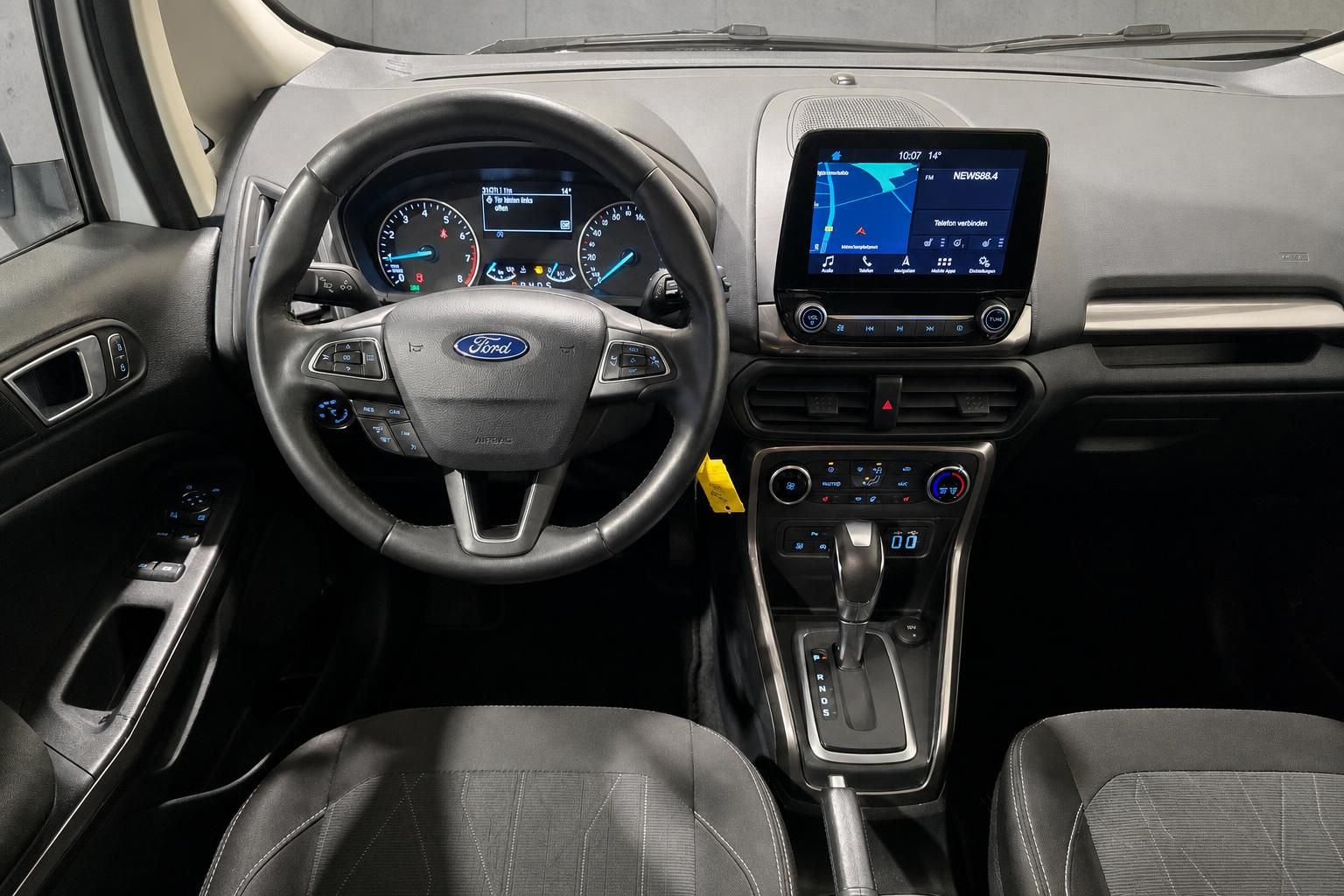 Ford EcoSport Cockpit mit Lenkrad und Navigationssystem im Innenraum