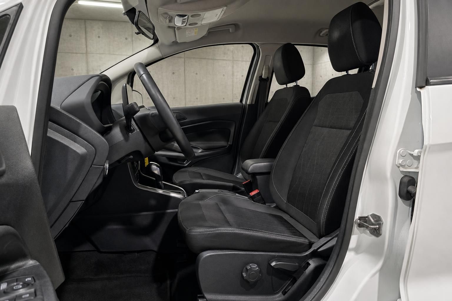 Ford EcoSport Vordersitze und Fahrerraum mit Blick durch geöffnete Tür