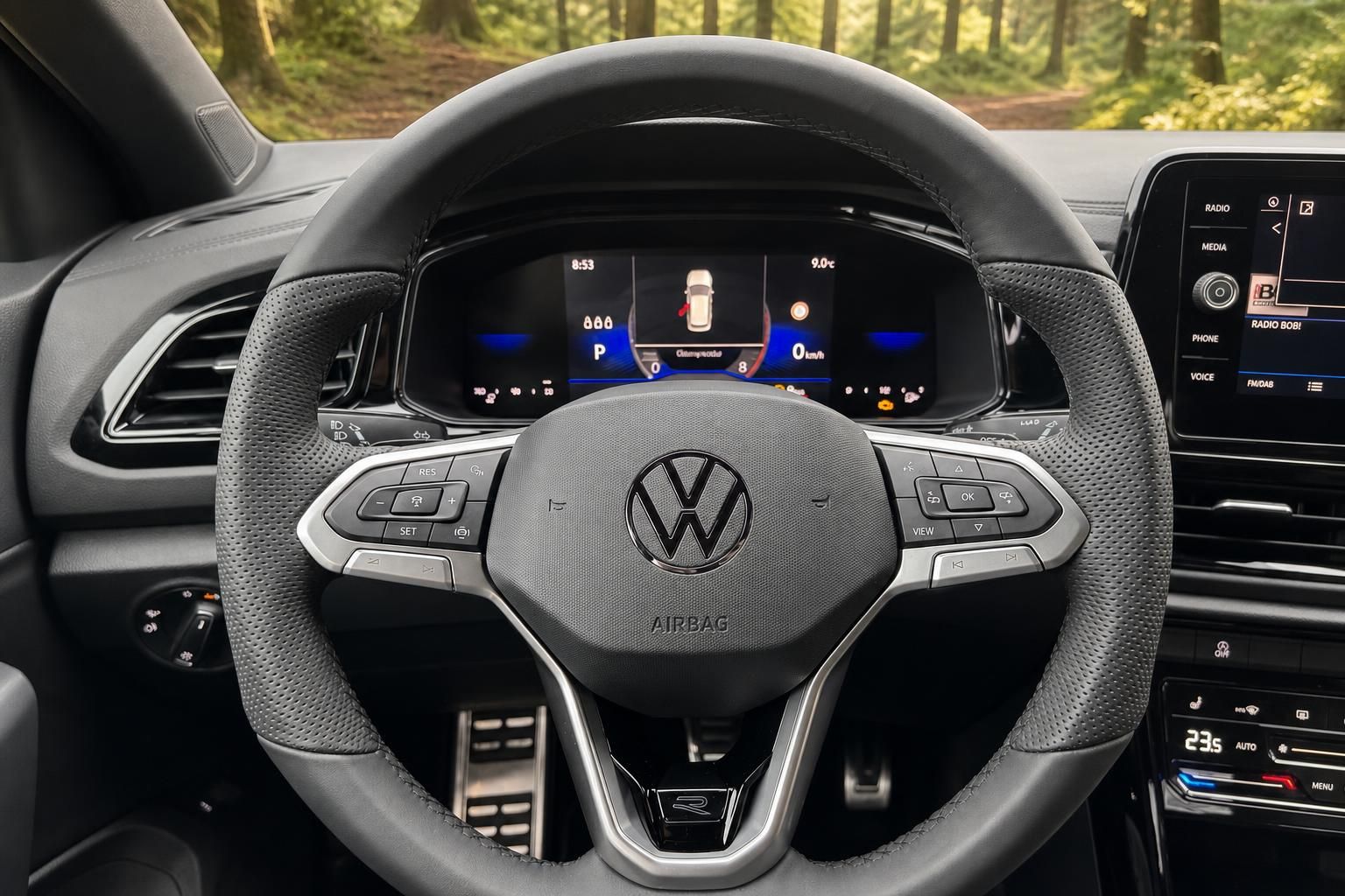 VW Multifunktionslenkrad mit digitalen Instrumenten und Bedientasten