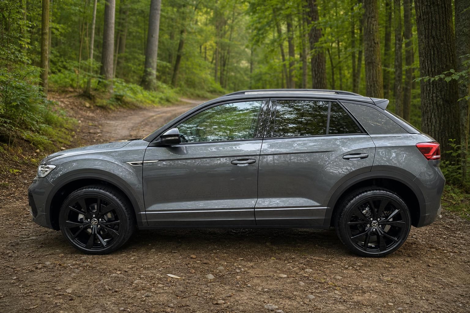 VW T-Roc Seitenprofil grau metallic - Kompakter SUV mit schwarzen Leichtmetallrädern