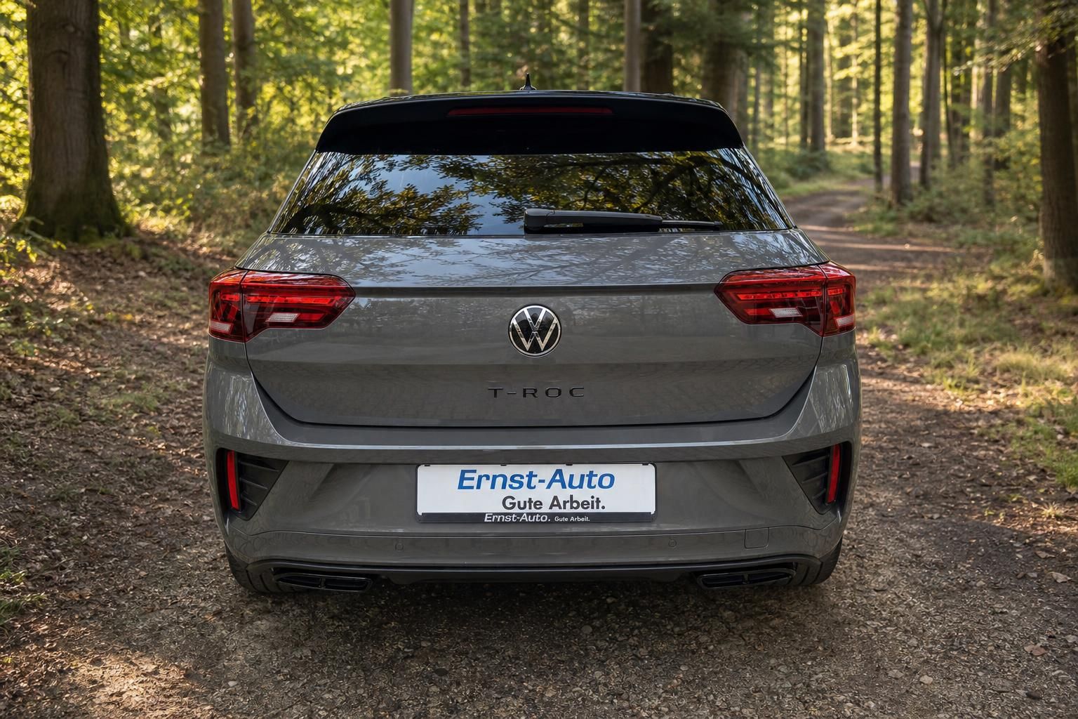 VW T-Roc grau metallic Heckansicht im Wald - Kompakt-SUV mit schwarzen Felgen