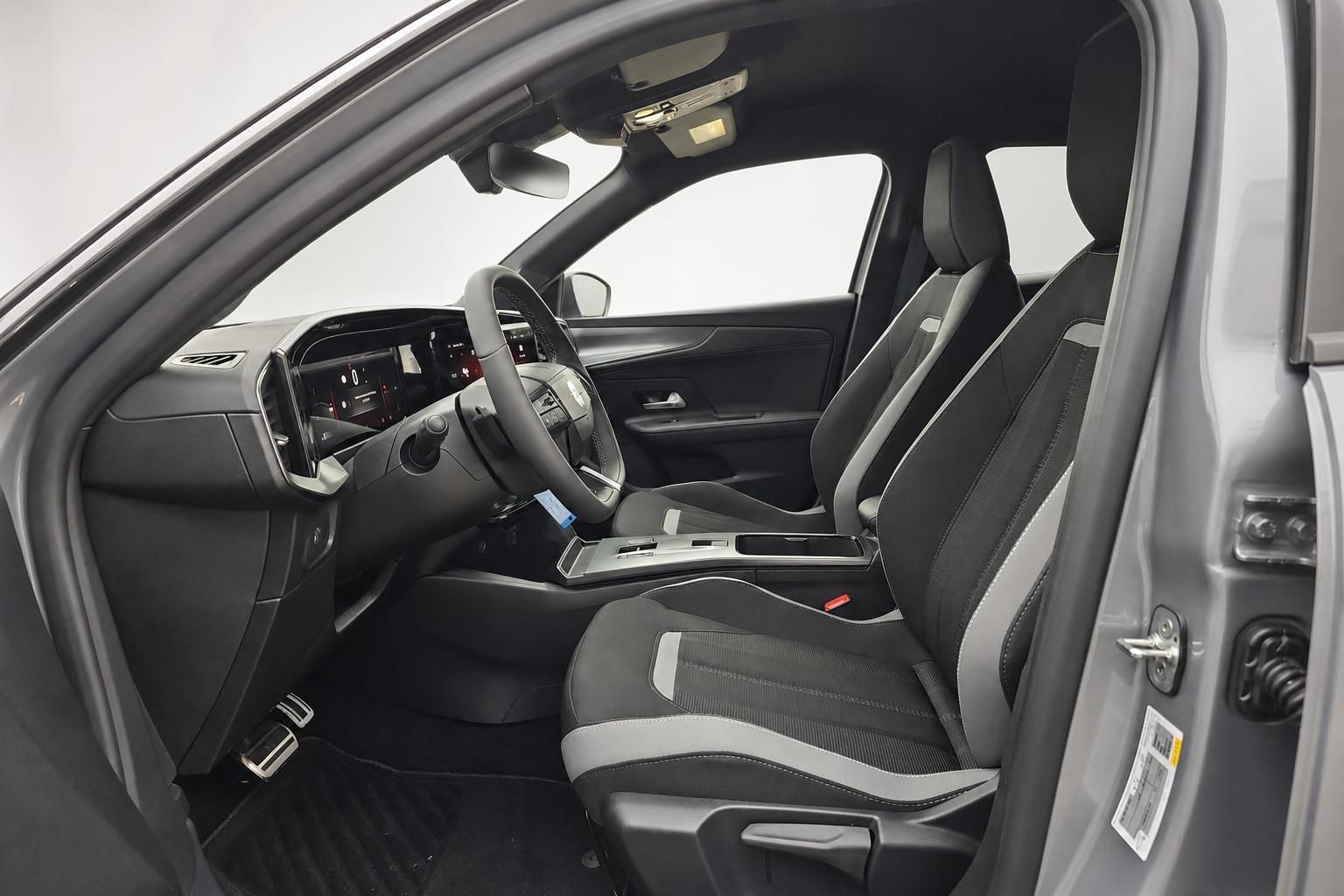 Opel Innenraum Vordersitze schwarz mit grauen Akzenten und Cockpit
