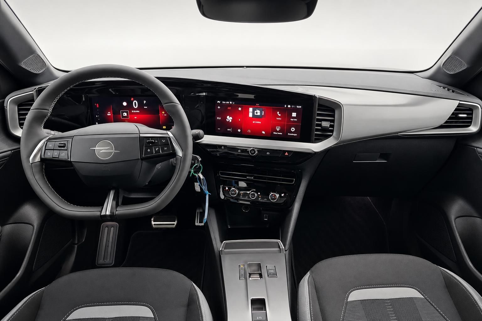 Opel Cockpit mit digitalem Display, Lenkrad und Infotainment-Bildschirm