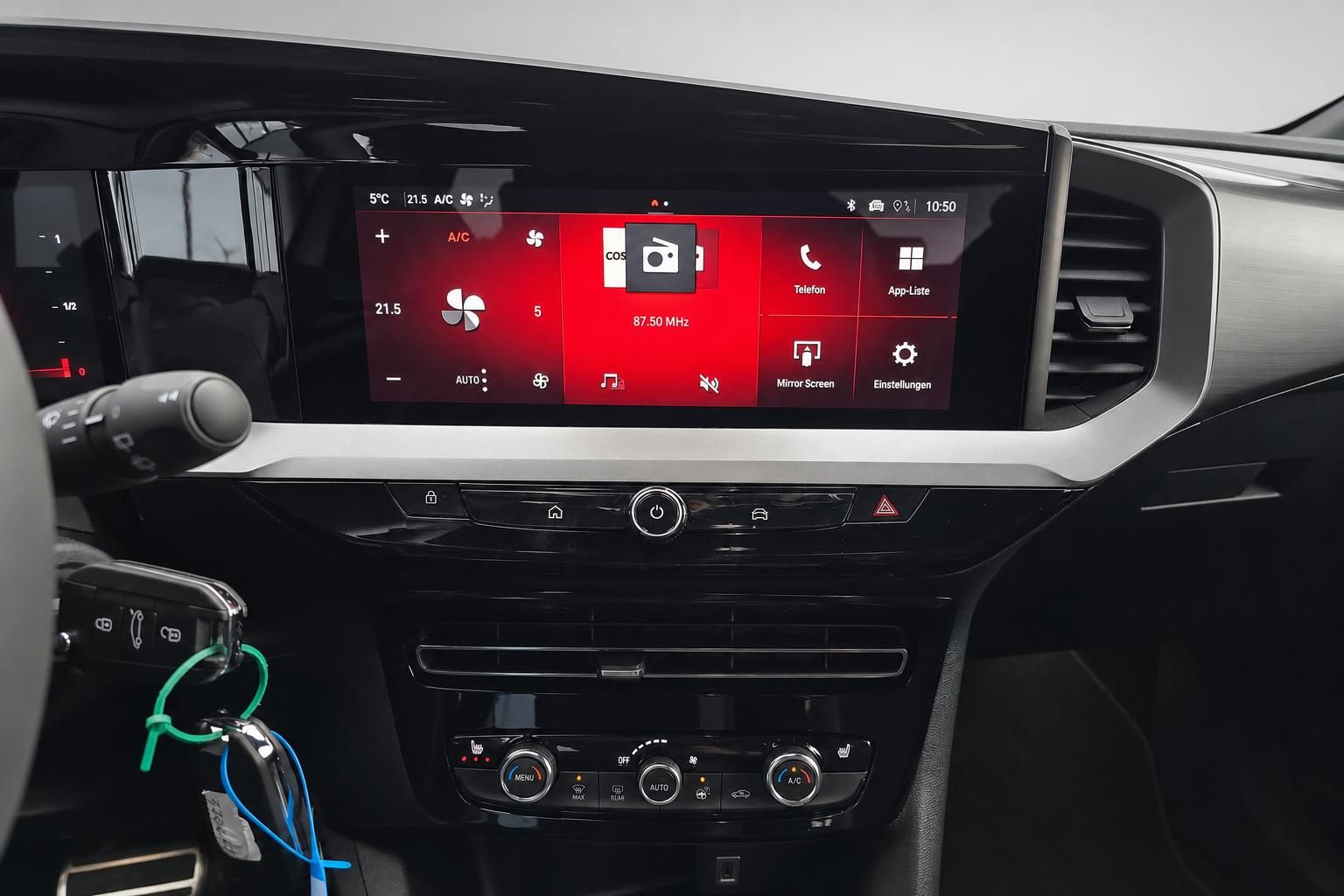 Opel Infotainmentsystem Nahaufnahme mit Klimabedienung und Touchscreen