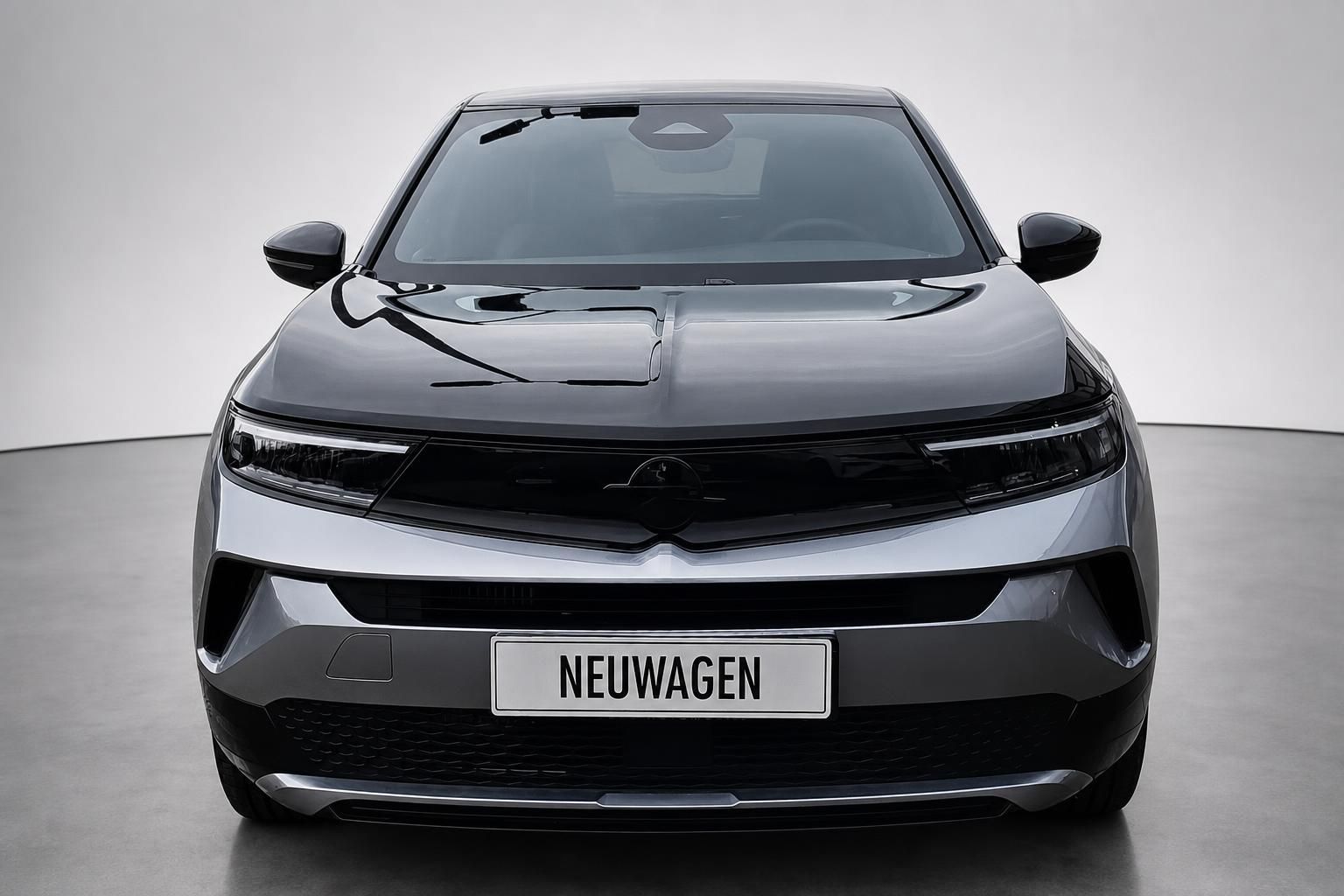 Opel Mokka Frontansicht in grau-schwarzem Design, Neuwagen im Studio