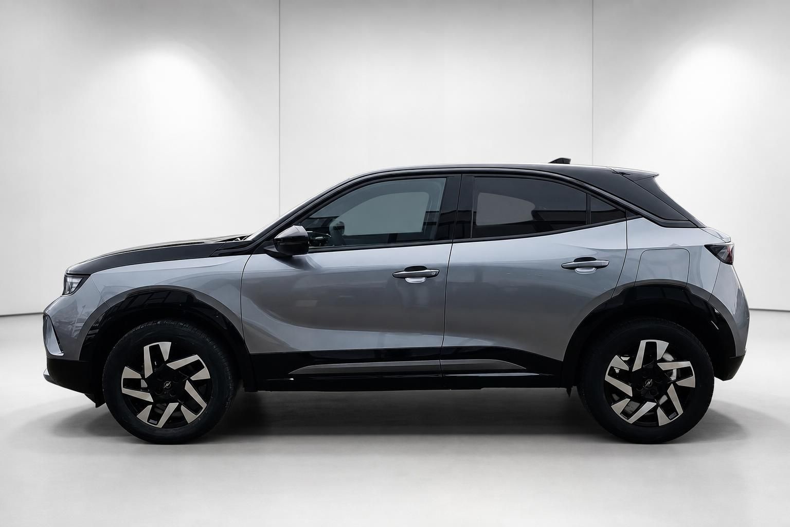 Opel Mokka Seitenansicht in Grau, kompaktes SUV mit schwarzem Dach