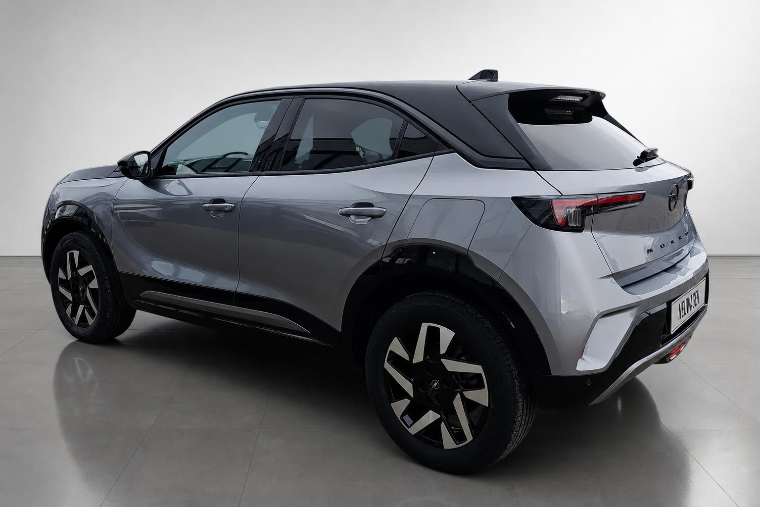 Opel Mokka Heckansicht seitlich, grauer SUV Neuwagen im Studio