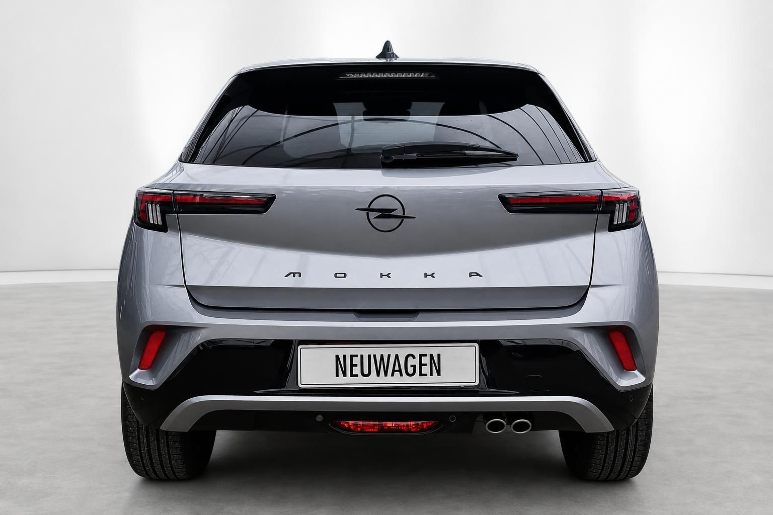 Opel Mokka in Silber – Heckansicht mit LED-Rückleuchten im Studio
