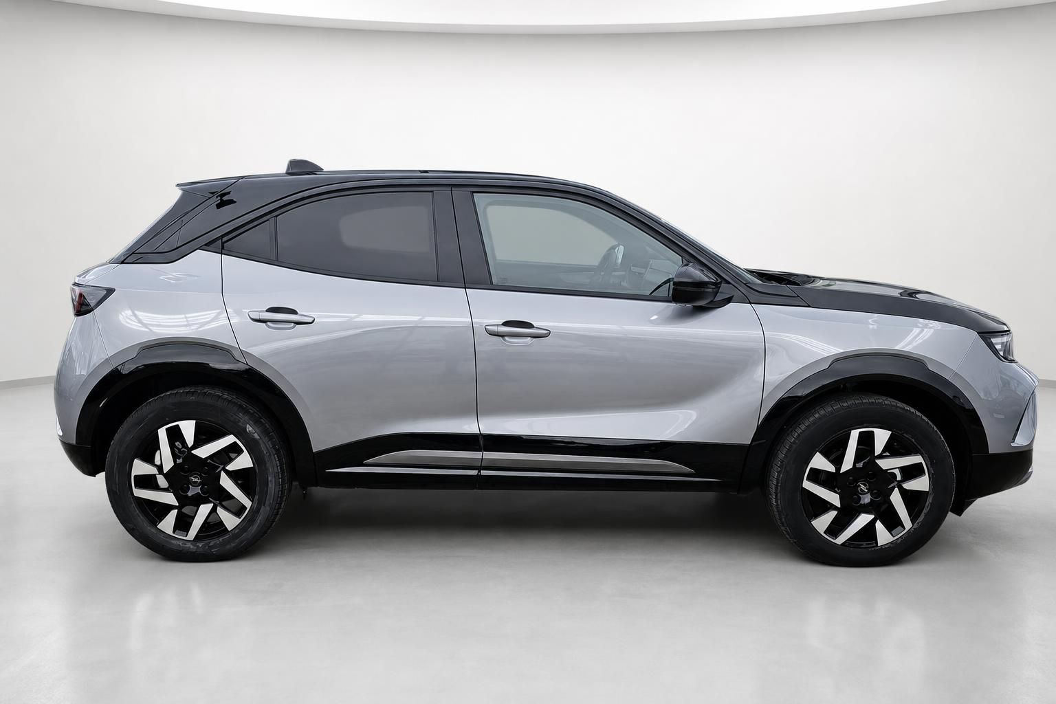 Opel Mokka Seitenansicht in Silber-Schwarz mit Leichtmetallfelgen
