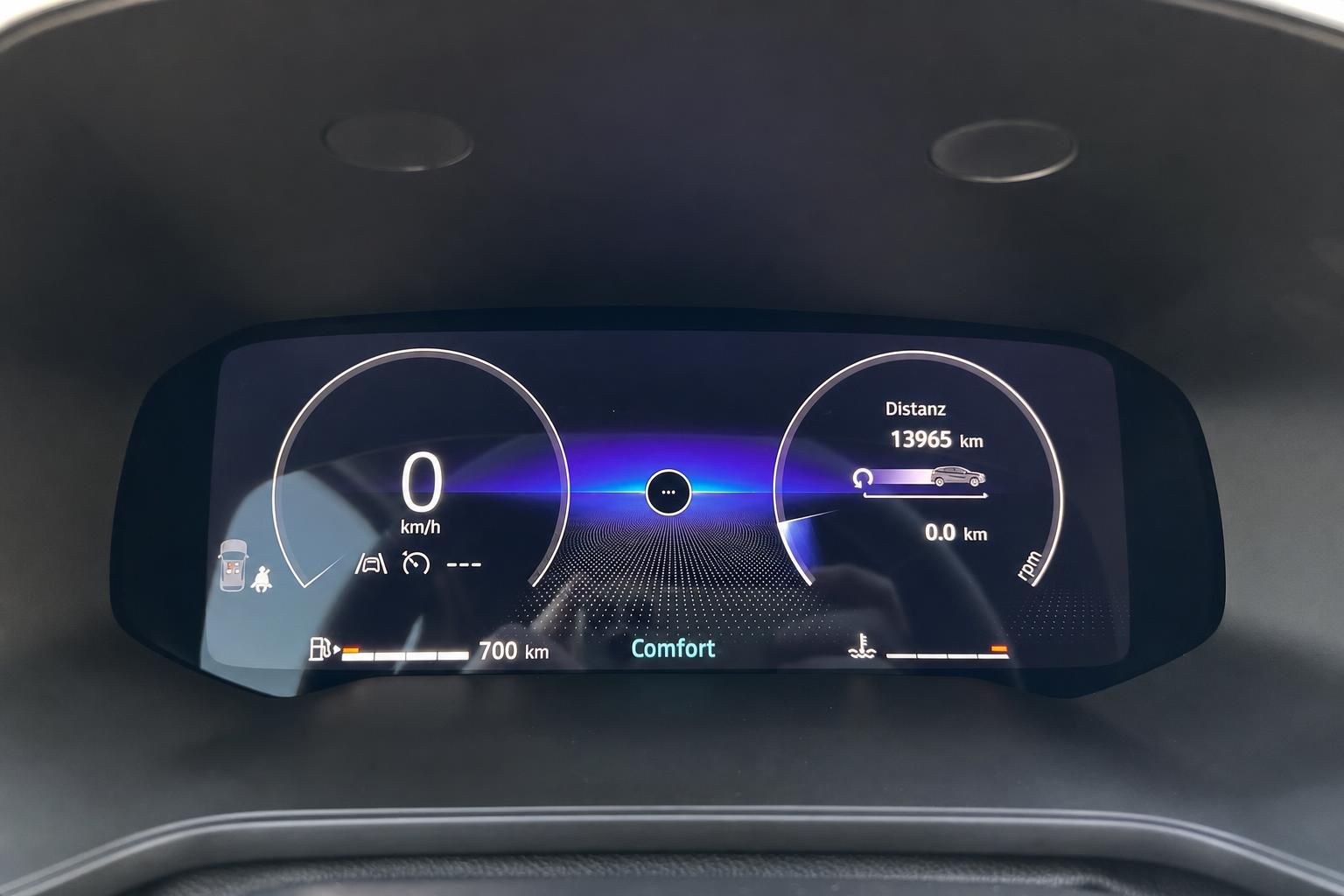 Modernes digitales Kombiinstrument mit Tachometer, Reichweitenanzeige und Comfort-Modus