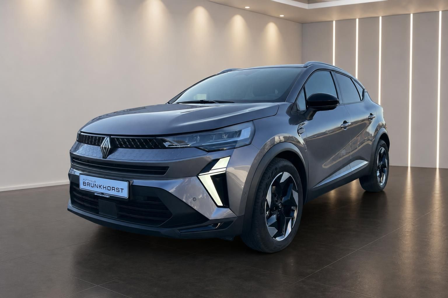 Renault Captur grau metallic Seitenansicht im Autohaus Brunkhorst Showroom