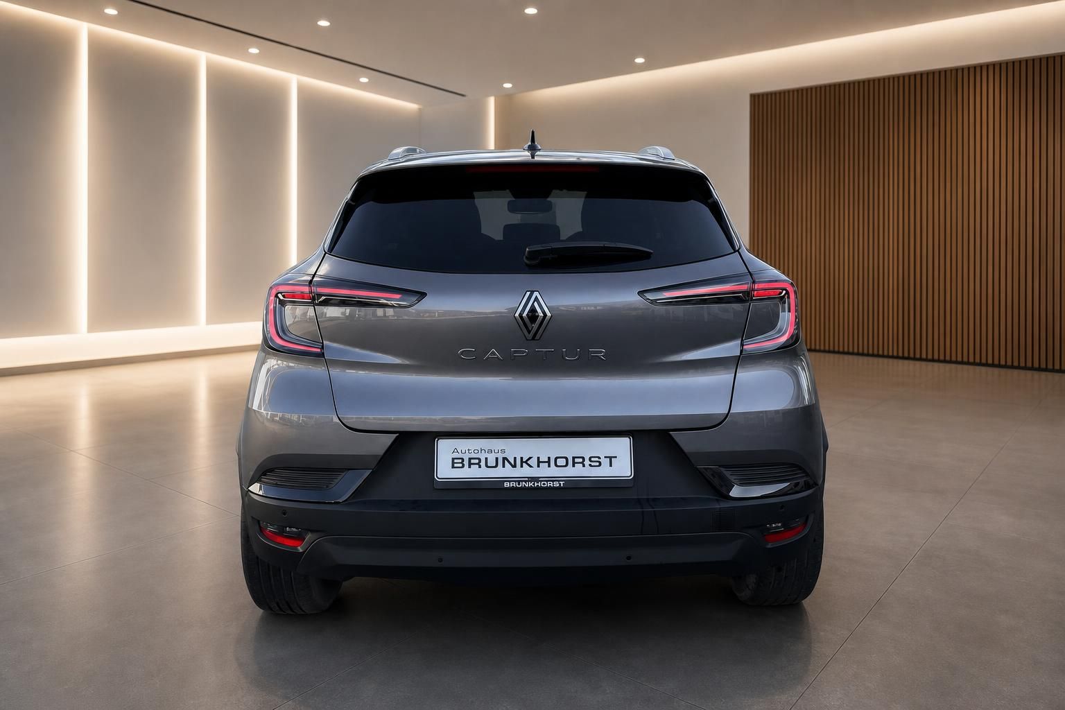 Renault Captur Heckansicht grau metallic im Autohaus Brunkhorst Showroom
