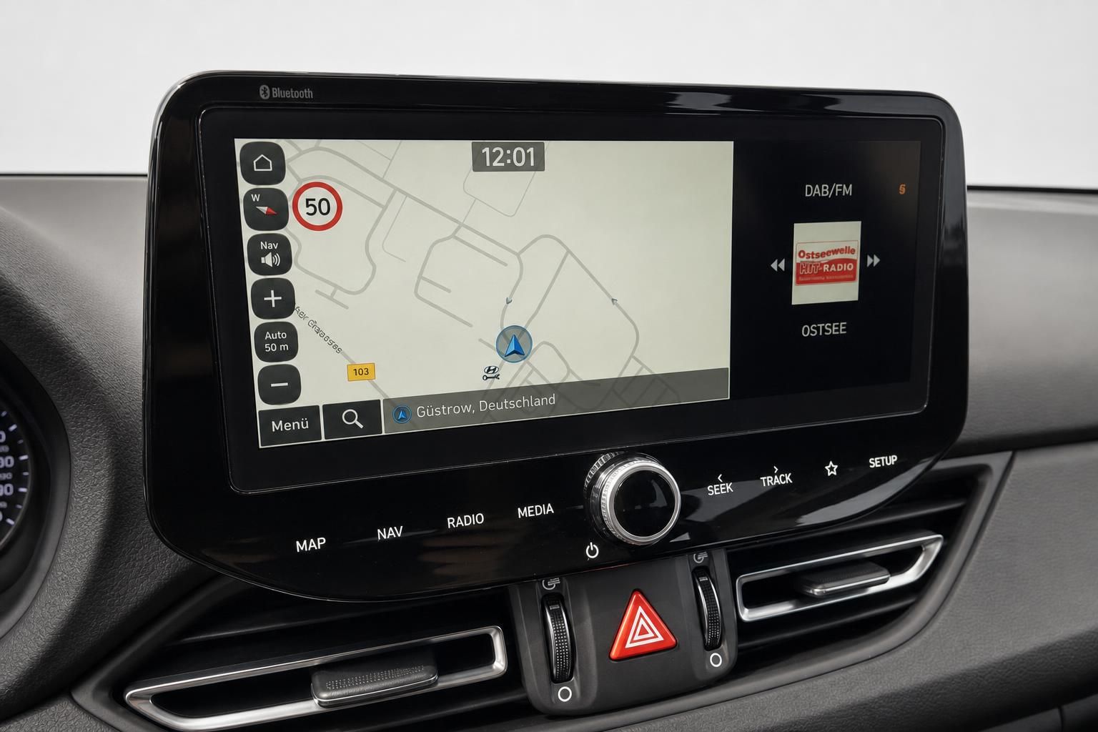 Hyundai i30 Infotainment-Display mit Navigation und Radio im Detail