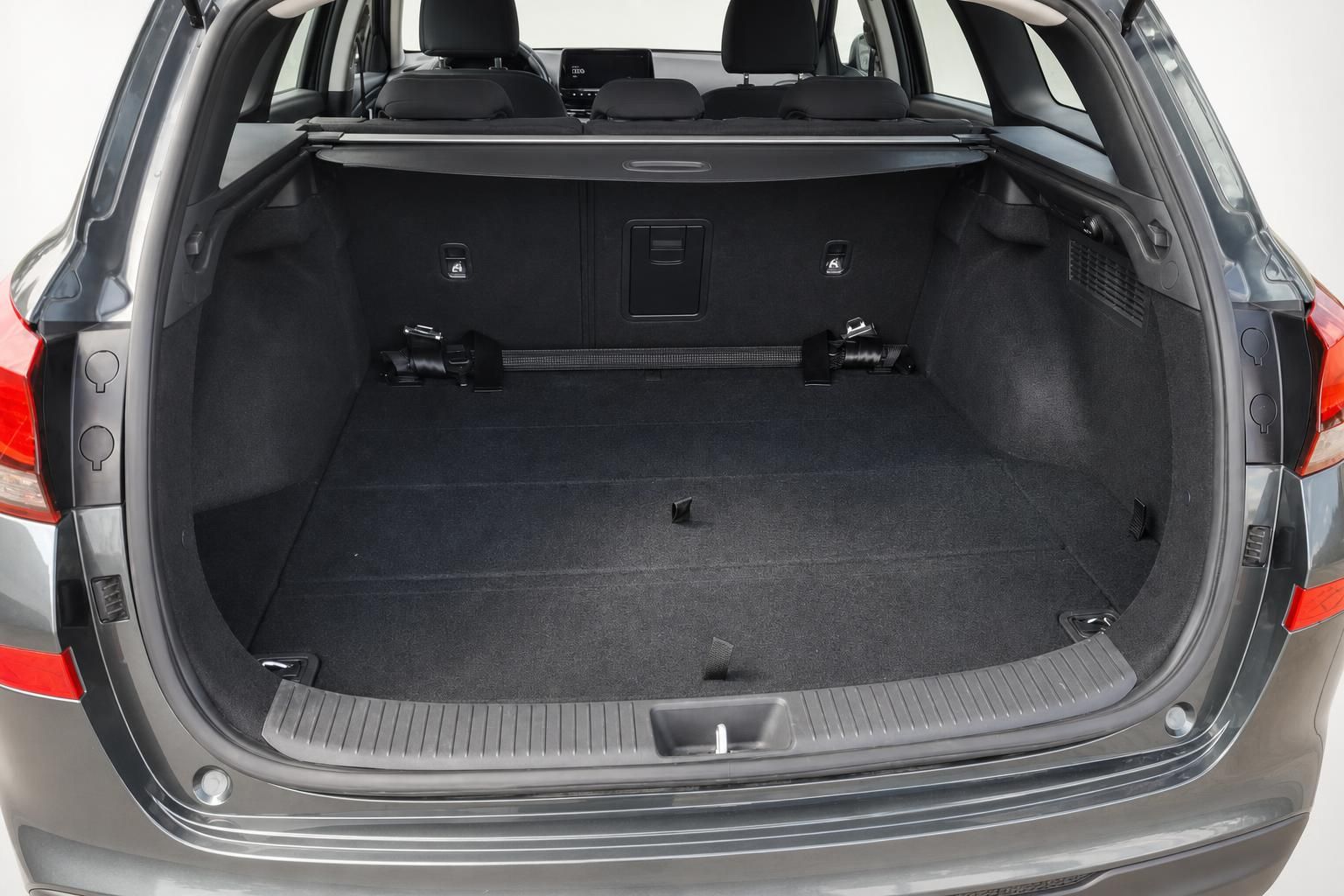 Kofferraum eines Hyundai Kombi mit umgeklapptem Gepaeckraumrollo