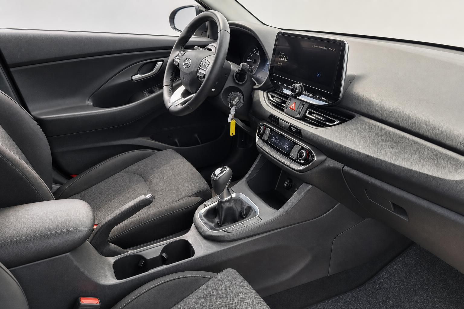 Innenraum Hyundai i30 mit Cockpit, Lenkrad und Schaltung