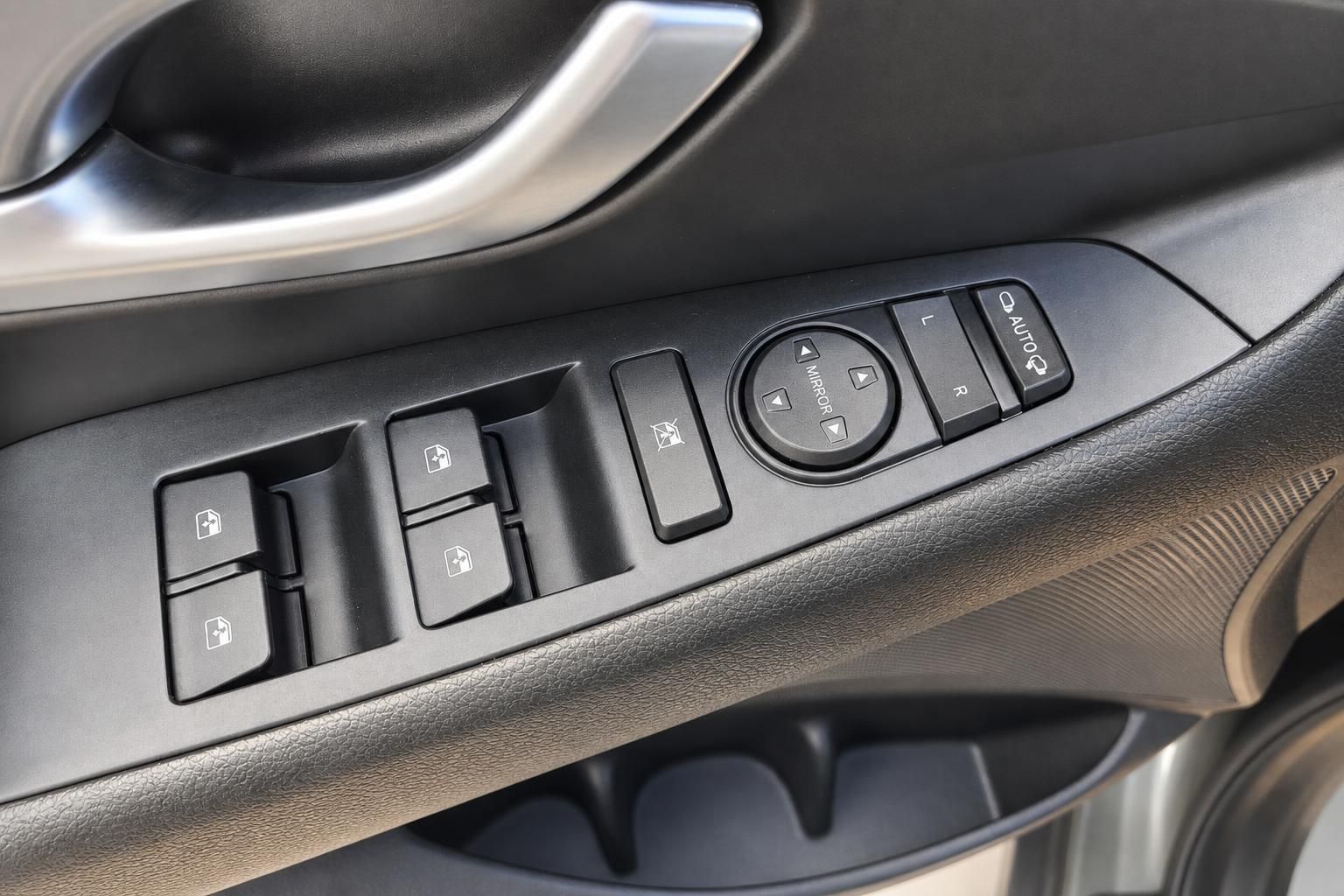 Fensterheber und Spiegelverstellung an der Fahrertuer im Detail