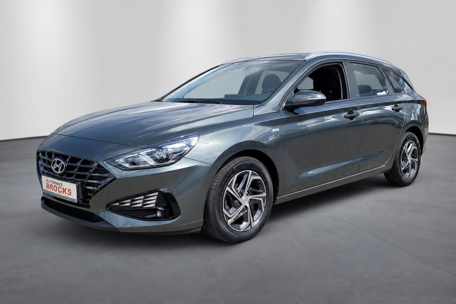 Hyundai i30 Kombi grau, Frontansicht schräg im Studio