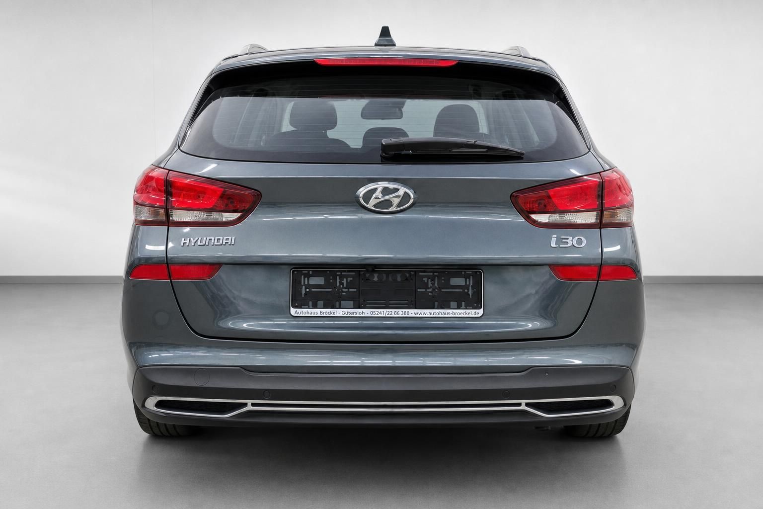 Hyundai i30 Kombi grau, Heckansicht mit Rücklichtern