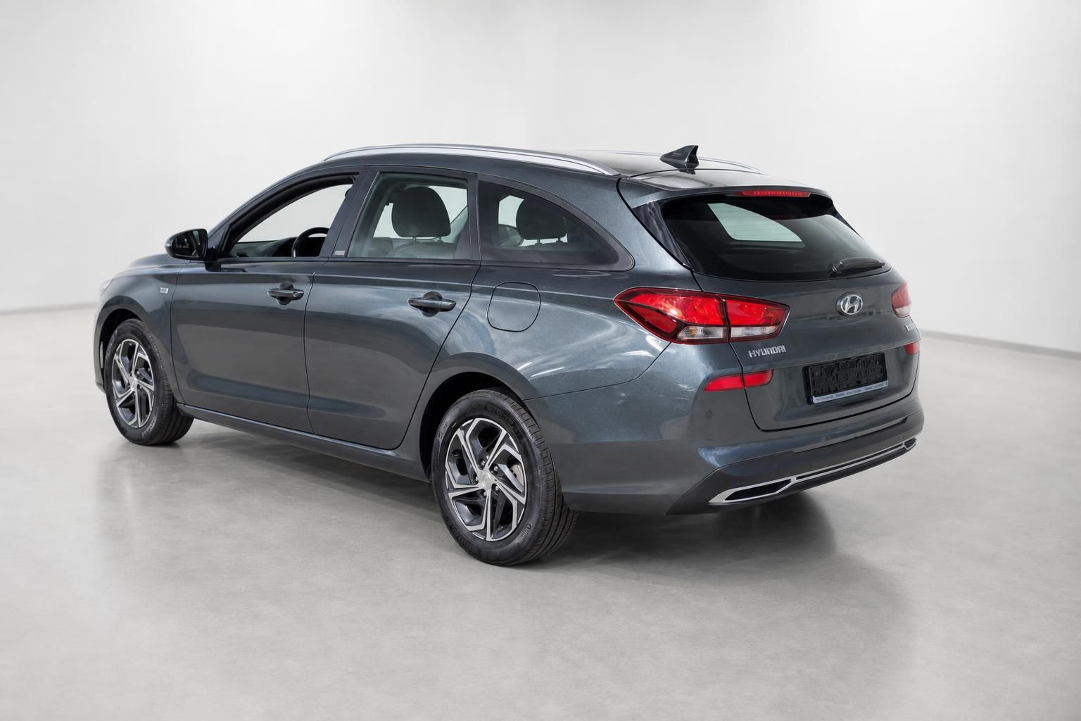 Hyundai i30 Kombi grau, Heck- und Seitenansicht Studio