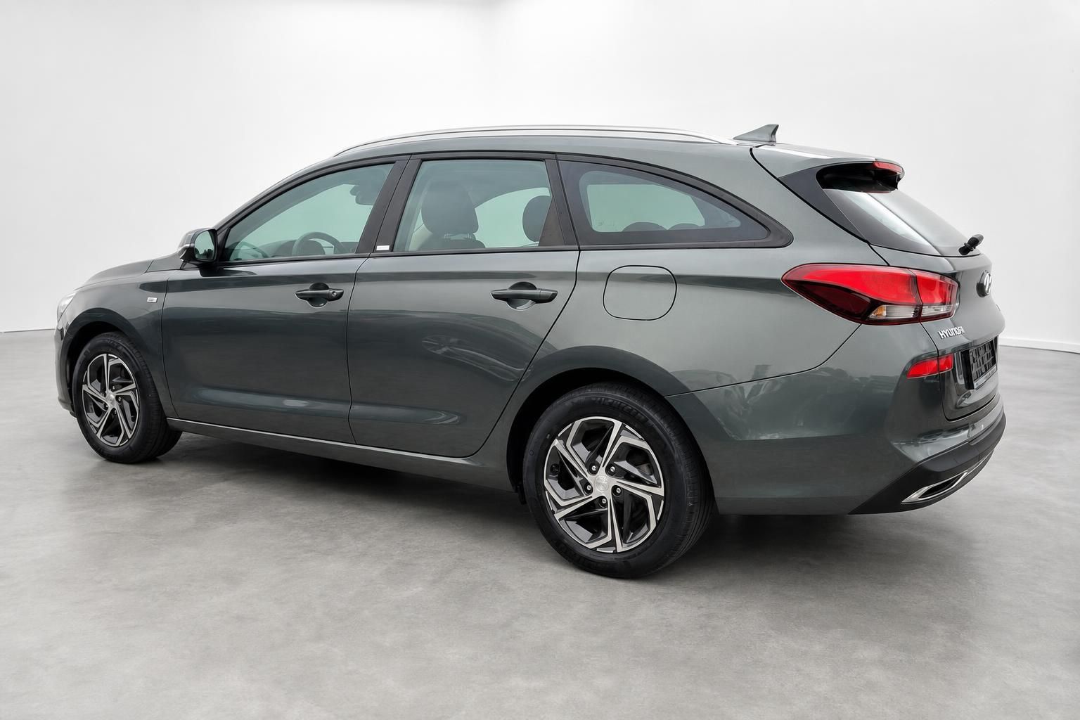 Hyundai i30 Kombi grau, Seitenansicht hinten im Studio