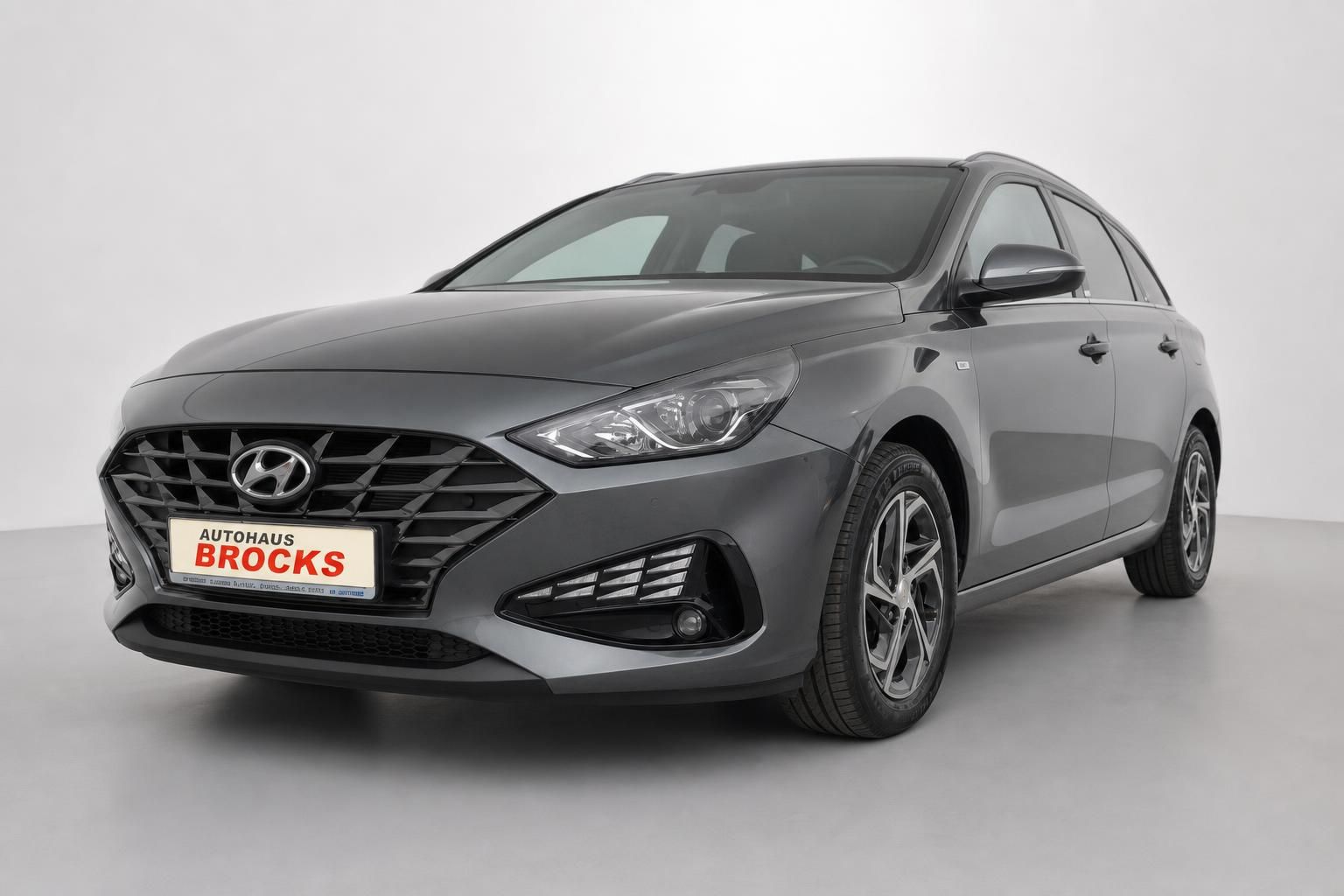 Hyundai i30 Kombi grau, Frontansicht mit Kühlergrill