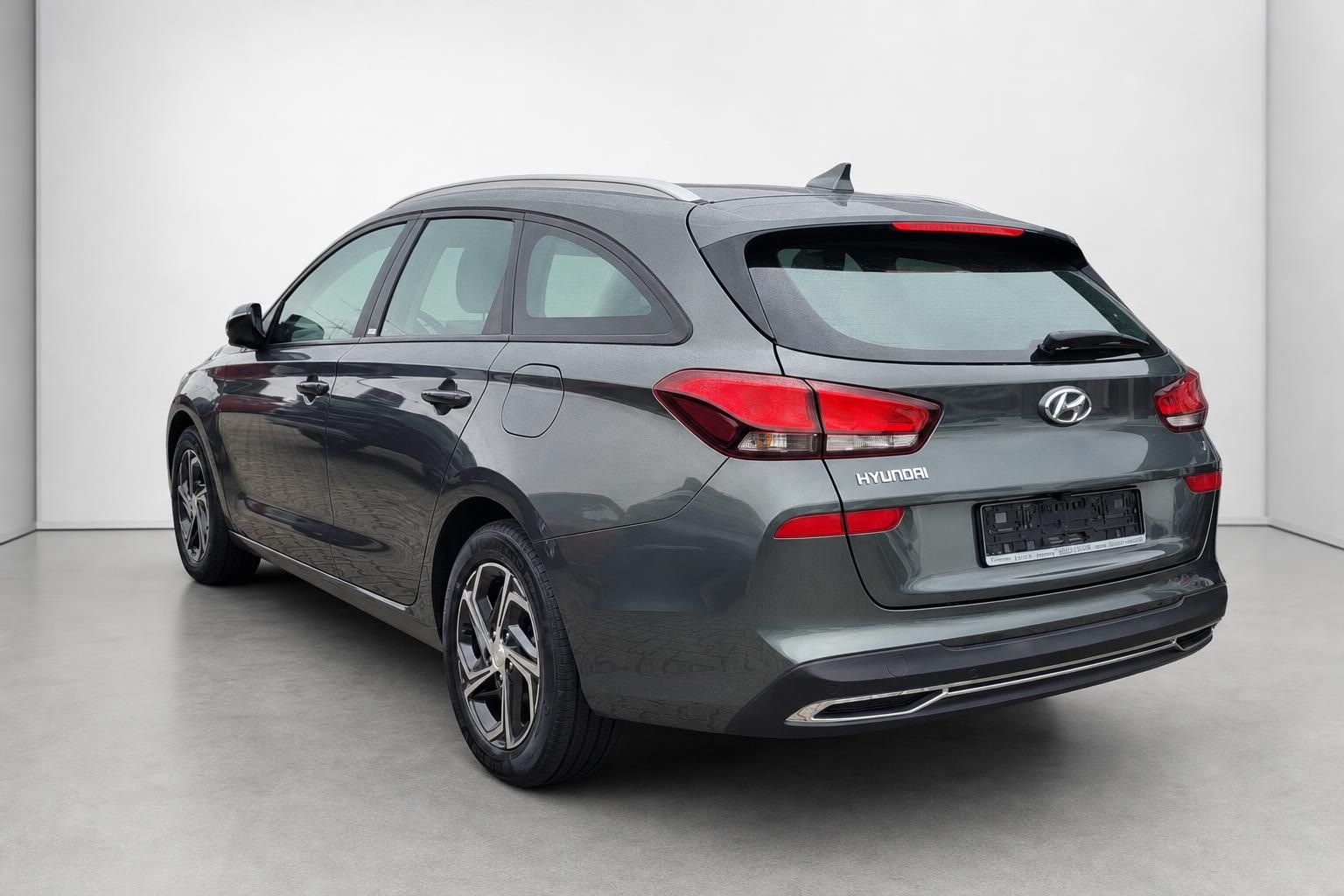 Hyundai i30 Kombi grau, Heckansicht mit Rücklichtern im Fotostudio