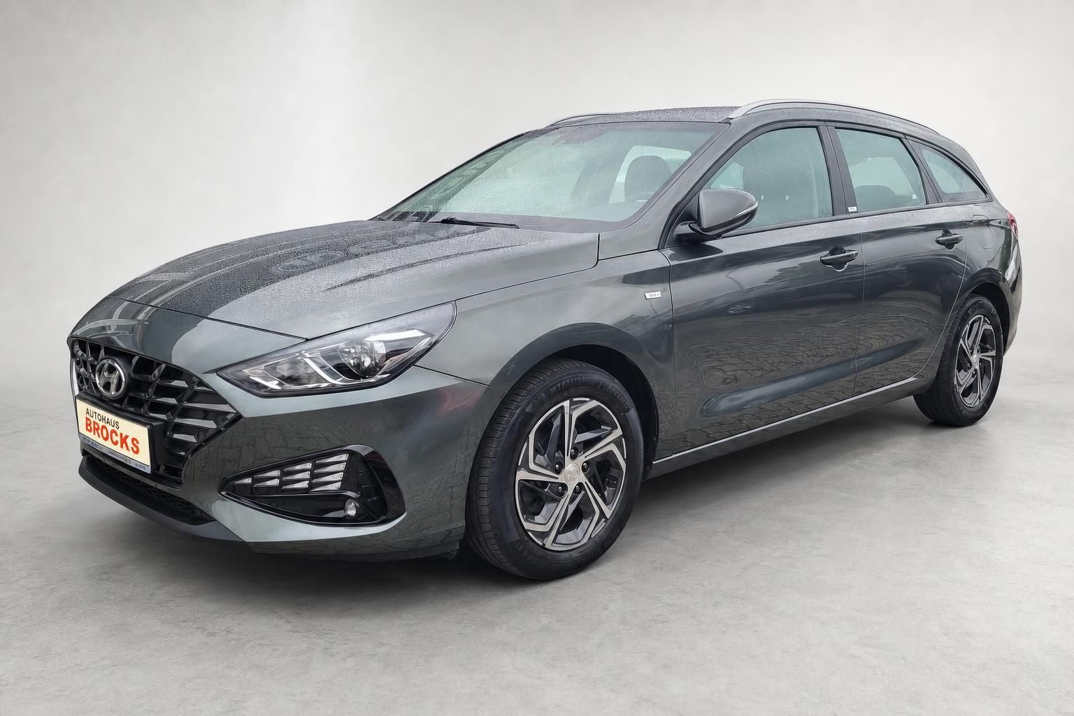 Hyundai i30 Kombi grau, Frontansicht schräg im Autohaus Studio