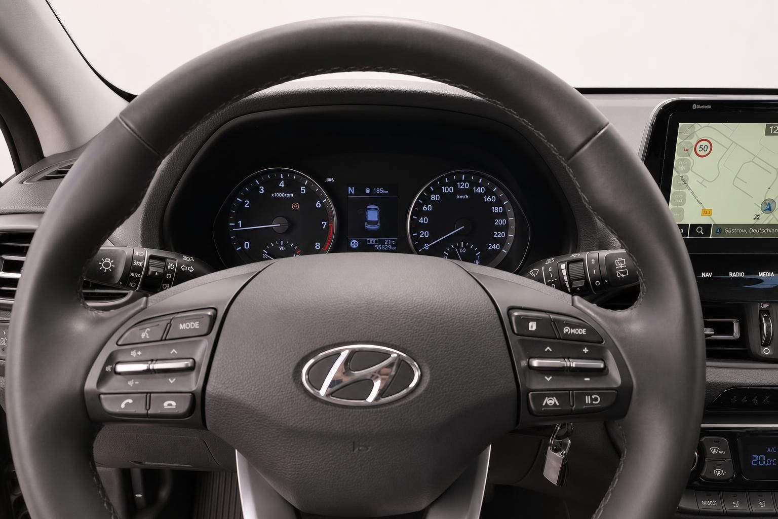 Hyundai i30 Lenkrad mit Bedienelementen und Cockpit Ansicht