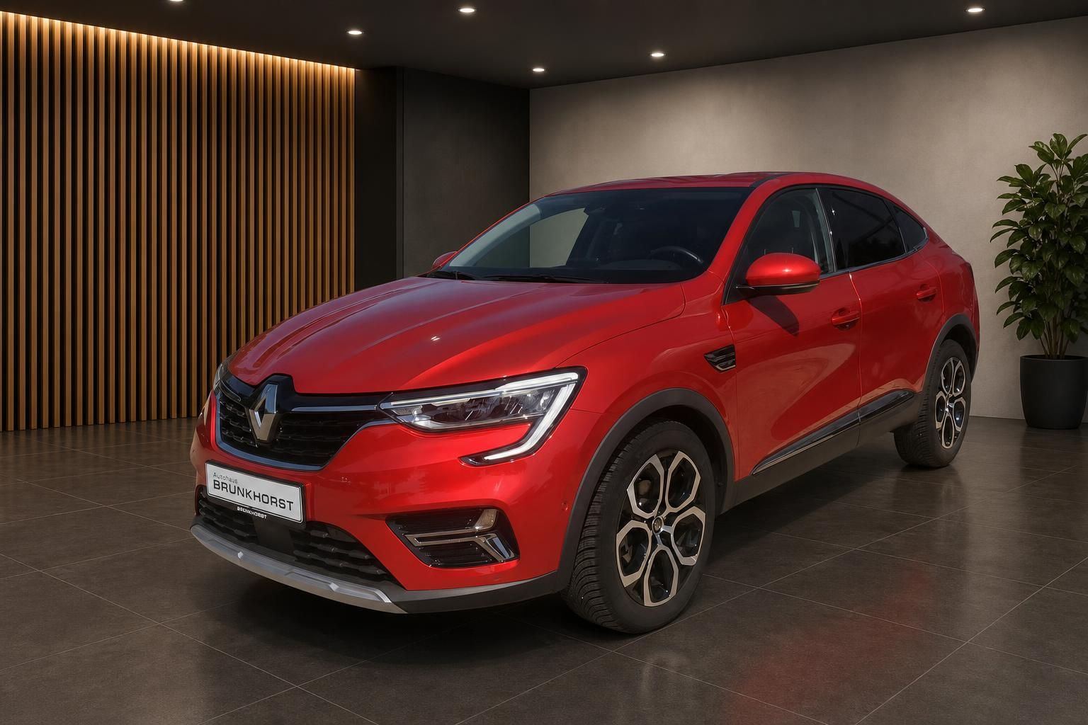Roter Renault Arkana SUV Coupé in Frontansicht im Showroom