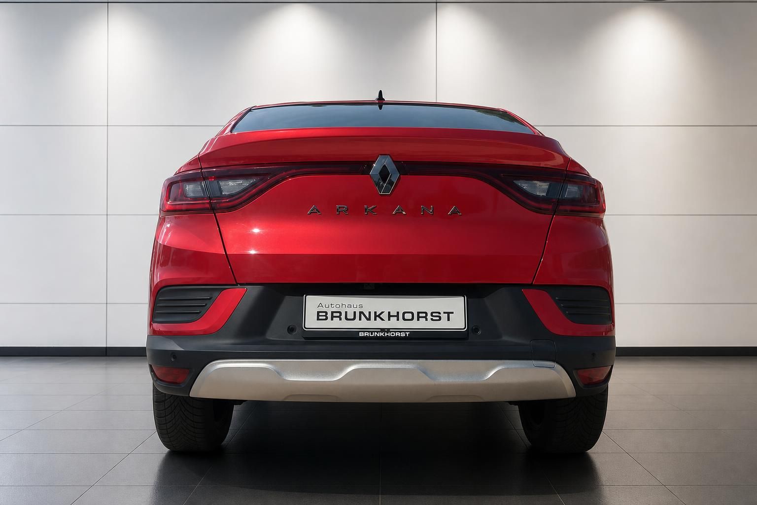 Renault Arkana rot, Heckansicht mit Rückleuchten im Autohaus