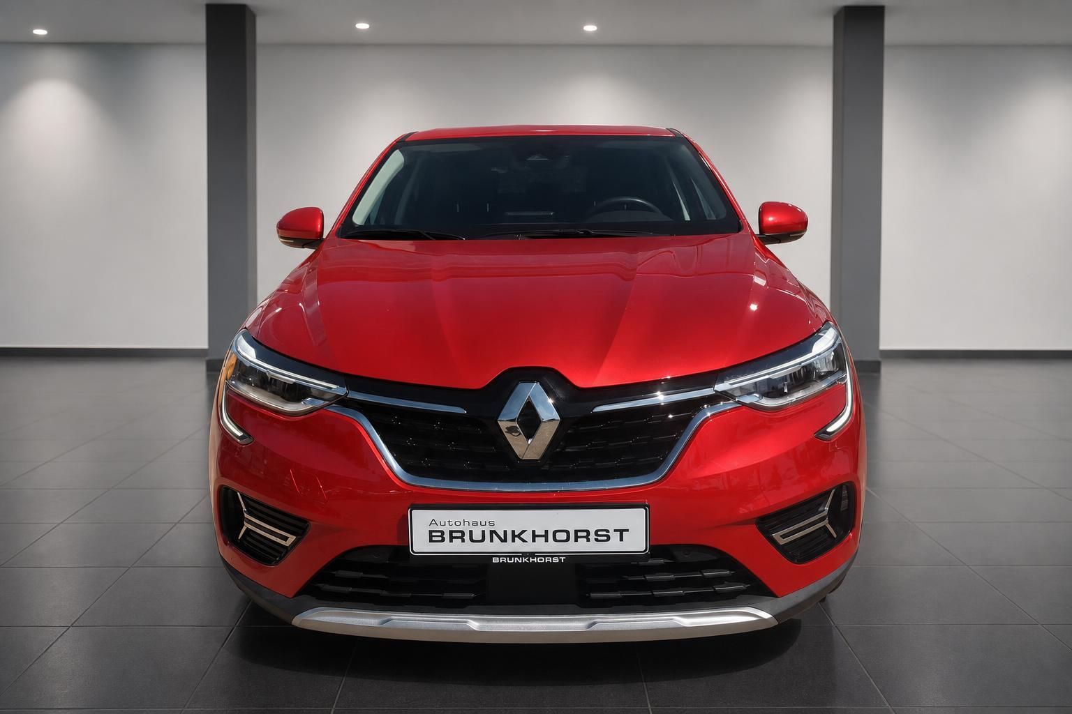 Renault Arkana rot von vorne, Kühlergrill und Scheinwerfer Detail