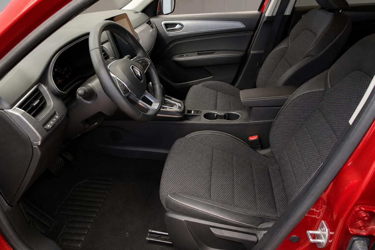 Renault Arkana Innenraum mit Vordersitzen und Armaturenbrett Detail