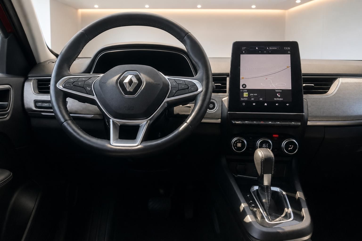 Renault Arkana Innenraum, Lenkrad und Touchscreen Cockpit Ansicht