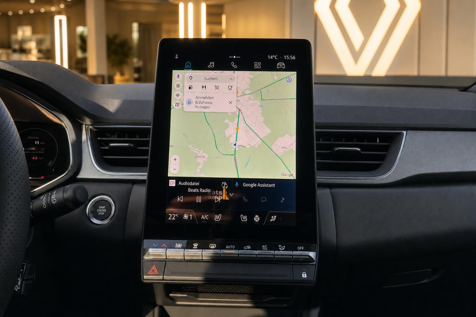 Fahrzeug Infotainment-System mit Touchscreen und Navigationskarte im Cockpit