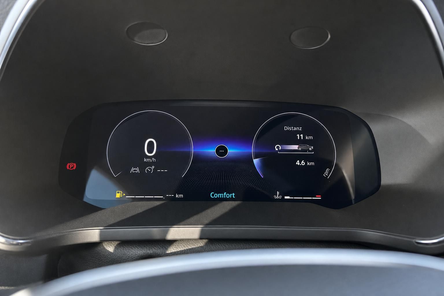 Digitales Cockpit mit Tacho und Display zeigt Fahrzeugdaten und Komfort-Fahrmodus