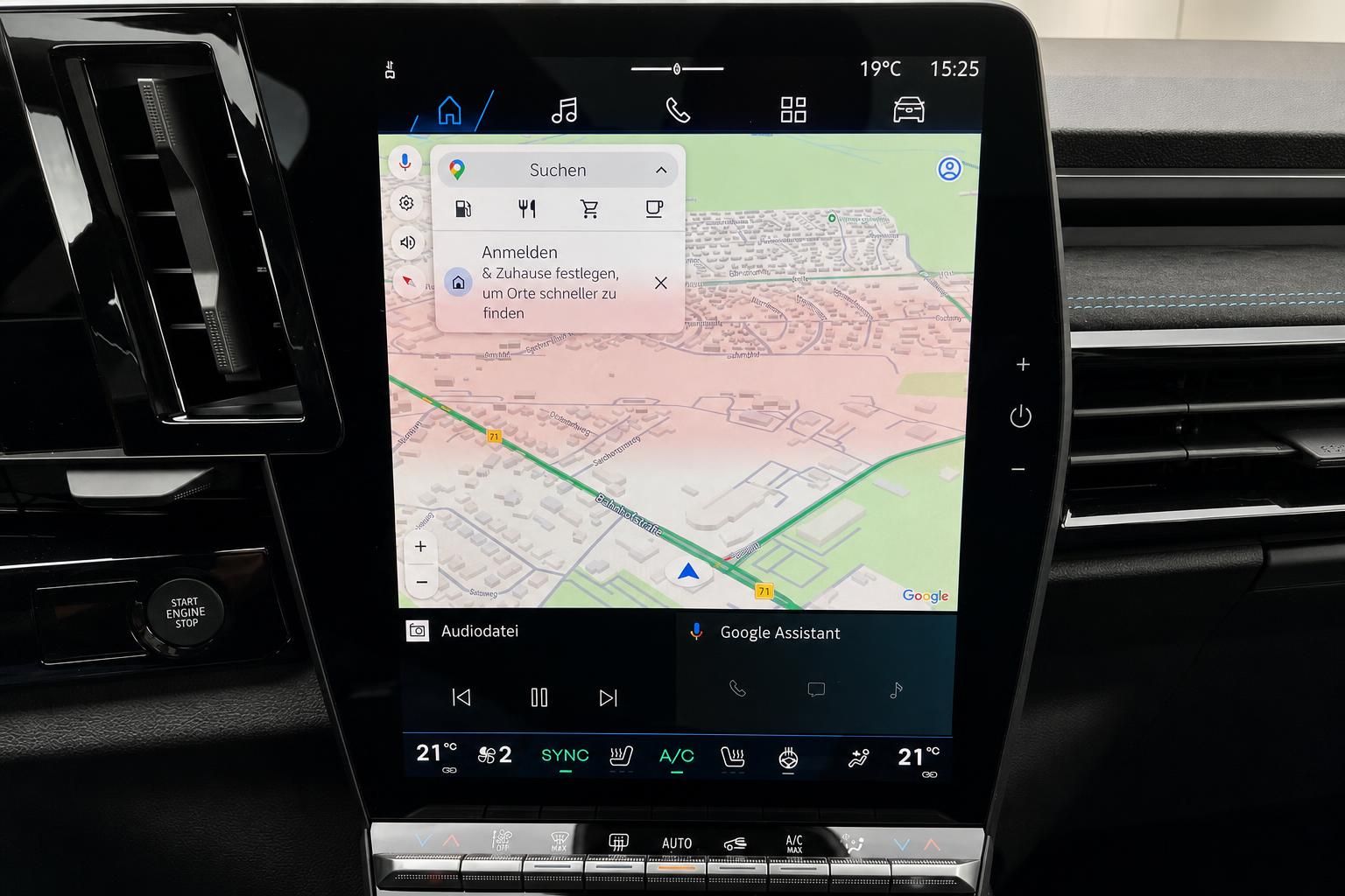Infotainment-Display mit Google Maps Navigation im Fahrzeugcockpit