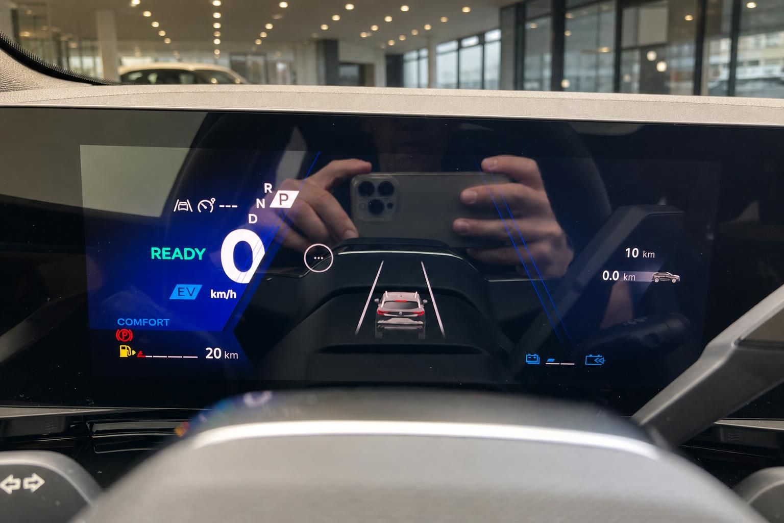 Digitales Kombiinstrument eines Elektrofahrzeugs mit Ready-Anzeige und Restreichweite