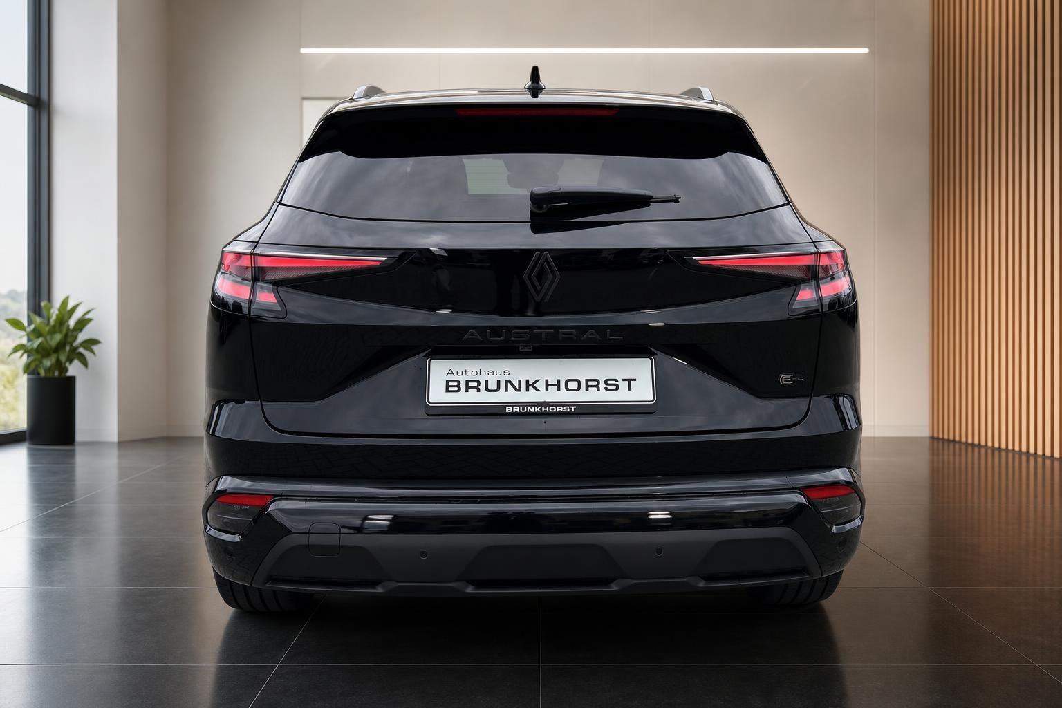 Renault Austral schwarz Heckansicht mit Rückleuchten im Showroom