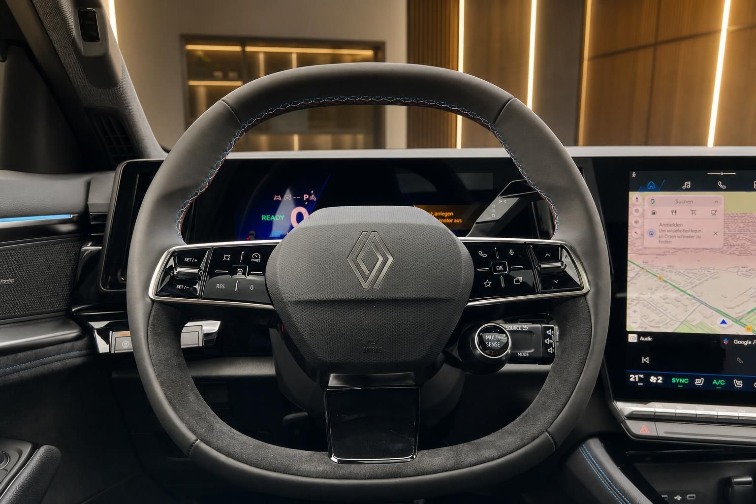 Renault Austral Lenkrad Nahaufnahme mit Navigationsdisplay im Cockpit