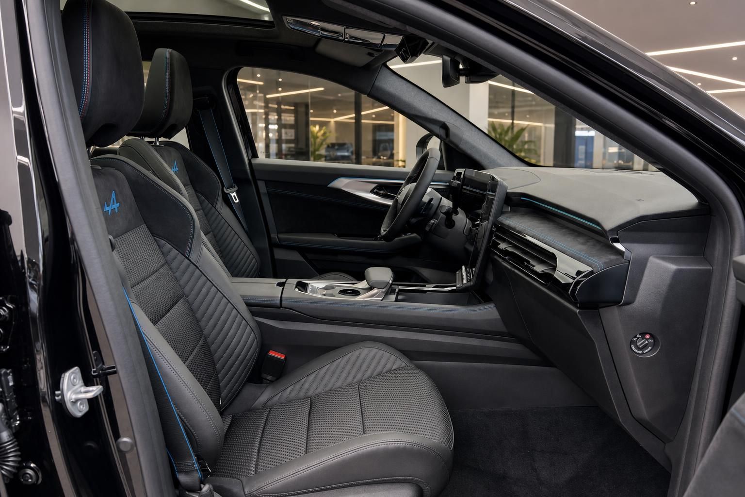 Innenraum mit schwarzen Sportsitzen und Cockpit im Renault SUV