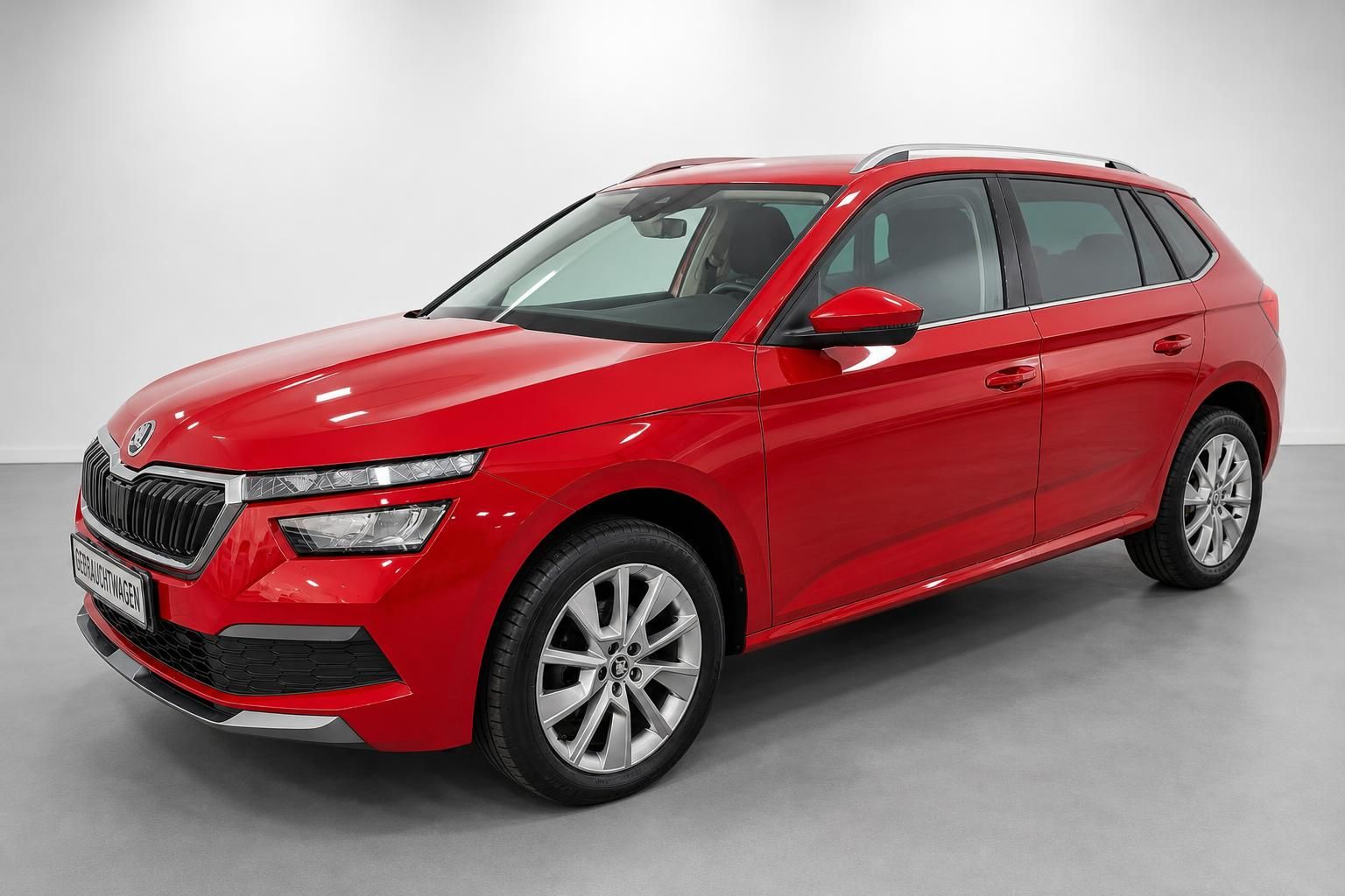 Skoda Kamiq in Rot, Frontansicht schraeg als Gebrauchtwagen