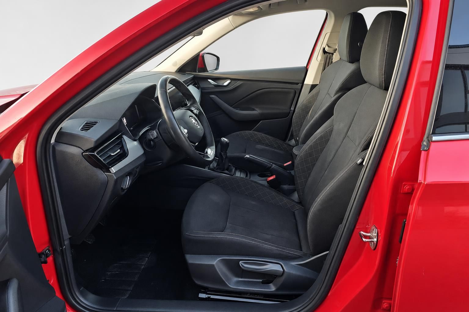 Innenraum roter Skoda mit schwarzen Sportsitzen und Cockpit