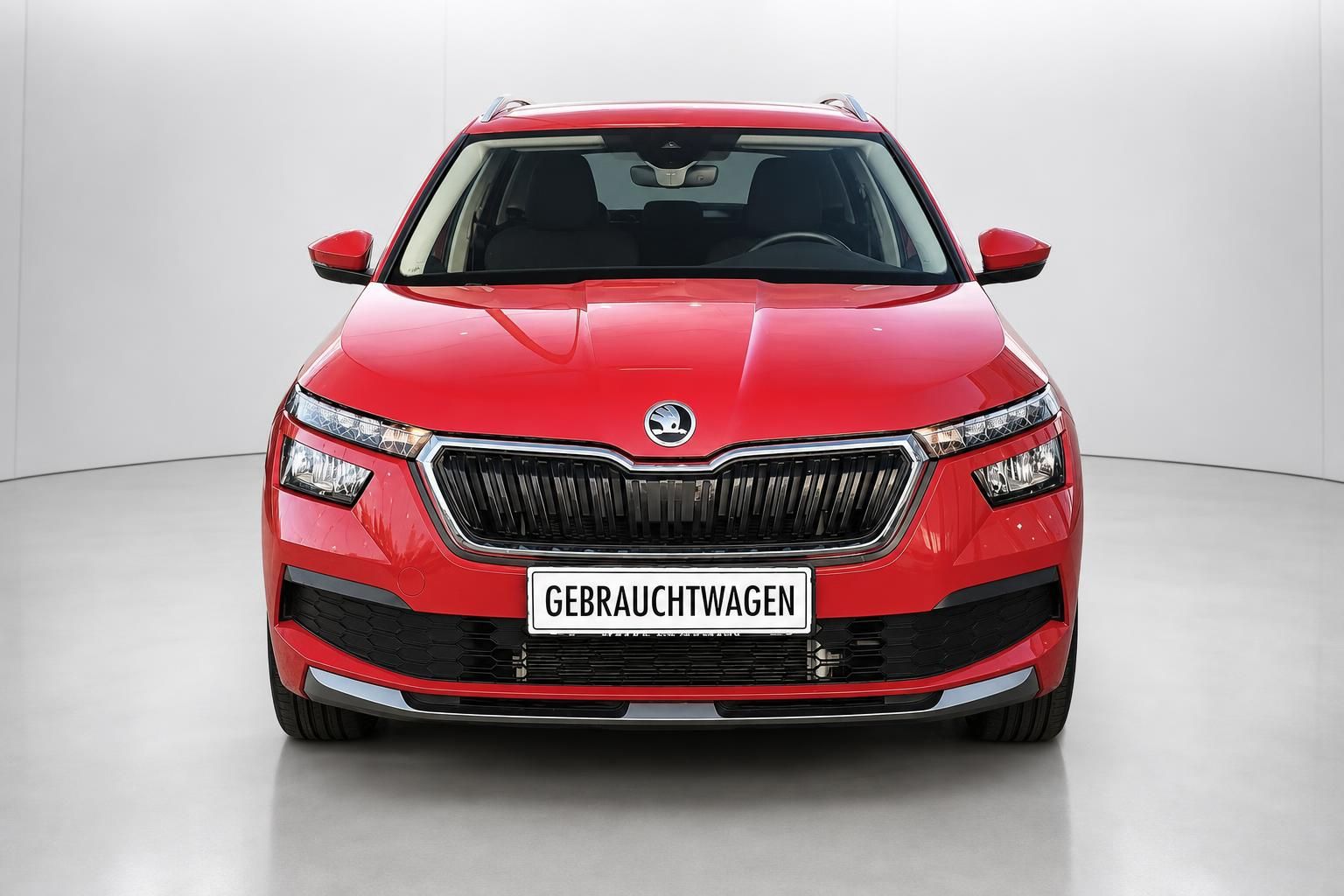 Roter Skoda Kamiq Frontansicht Gebrauchtwagen Studioaufnahme