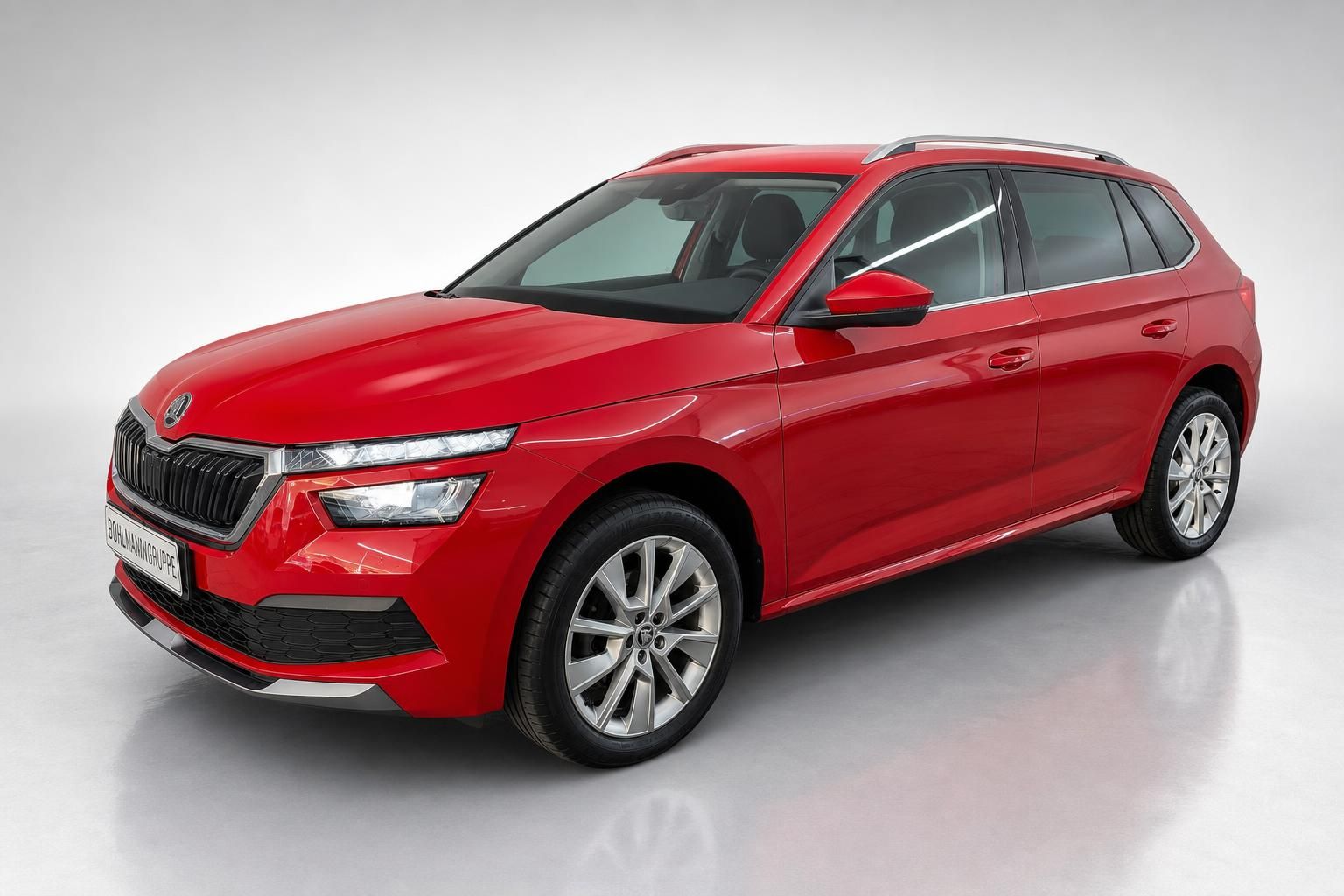 Roter Skoda Kamiq Frontansicht schraeg mit Haendlerkennzeichen