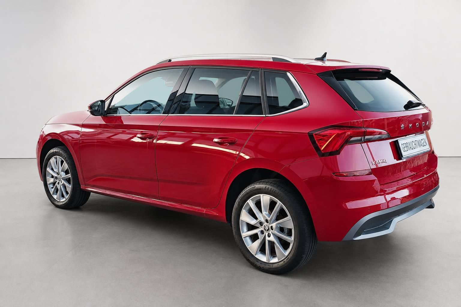 Roter Skoda Kamiq Heckansicht schraeg Gebrauchtwagen Studio
